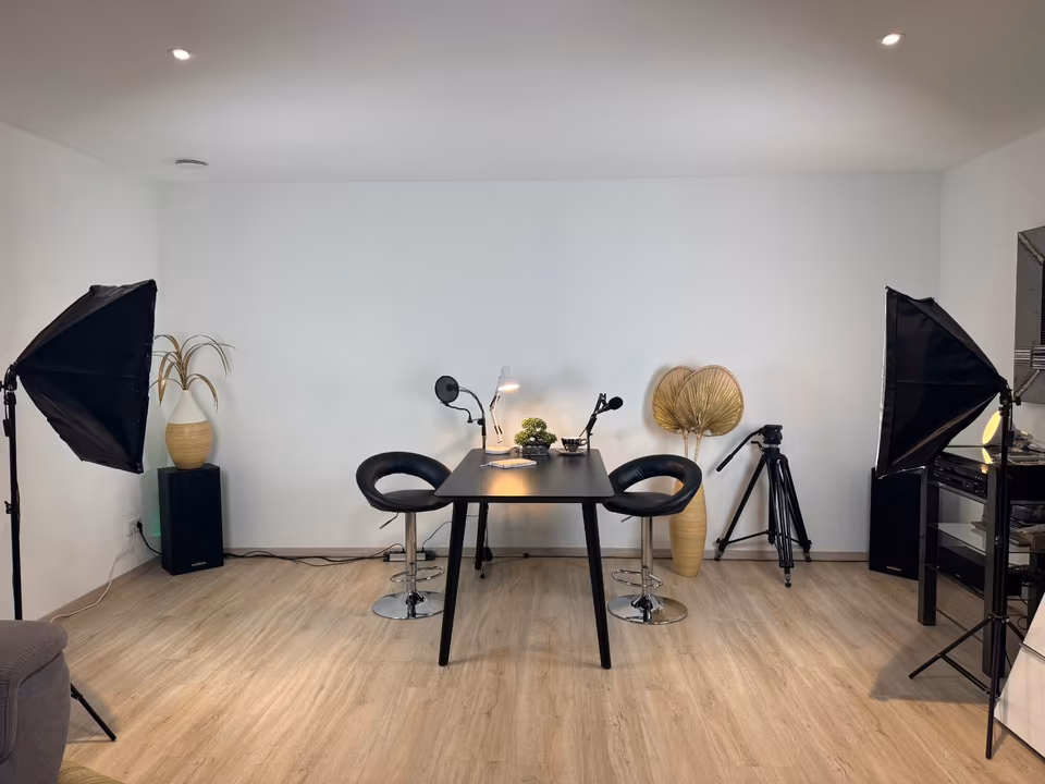Podcast Studio mit zwei Mikrofonen